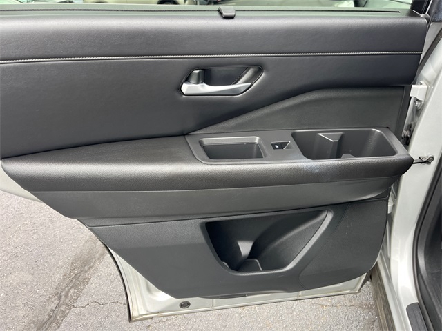 Vehicle image 25 of 27