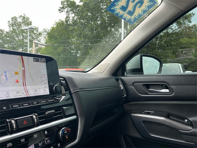 Vehicle image 16 of 27