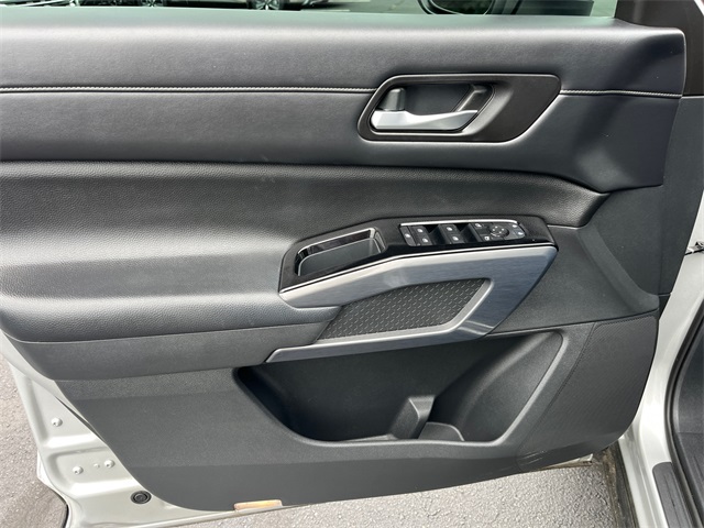 Vehicle image 24 of 27