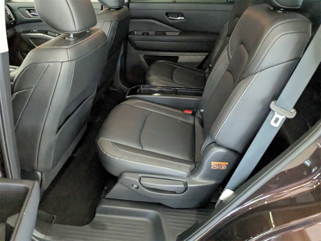 Vehicle image 16 of 44