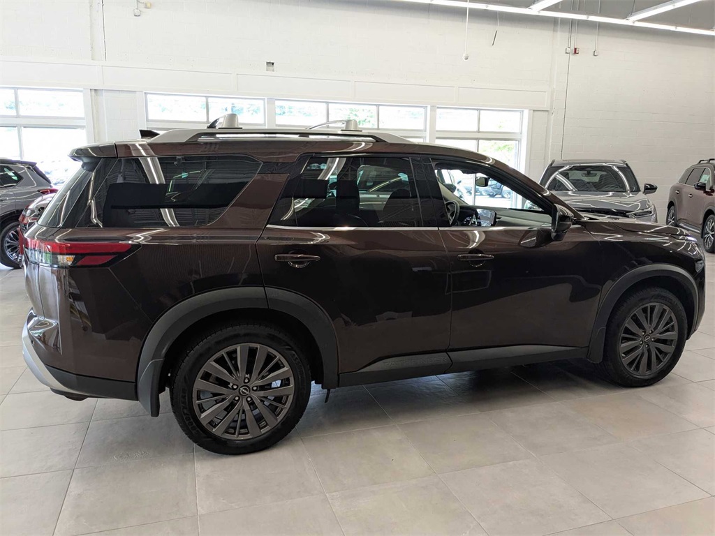Vehicle image 4 of 44