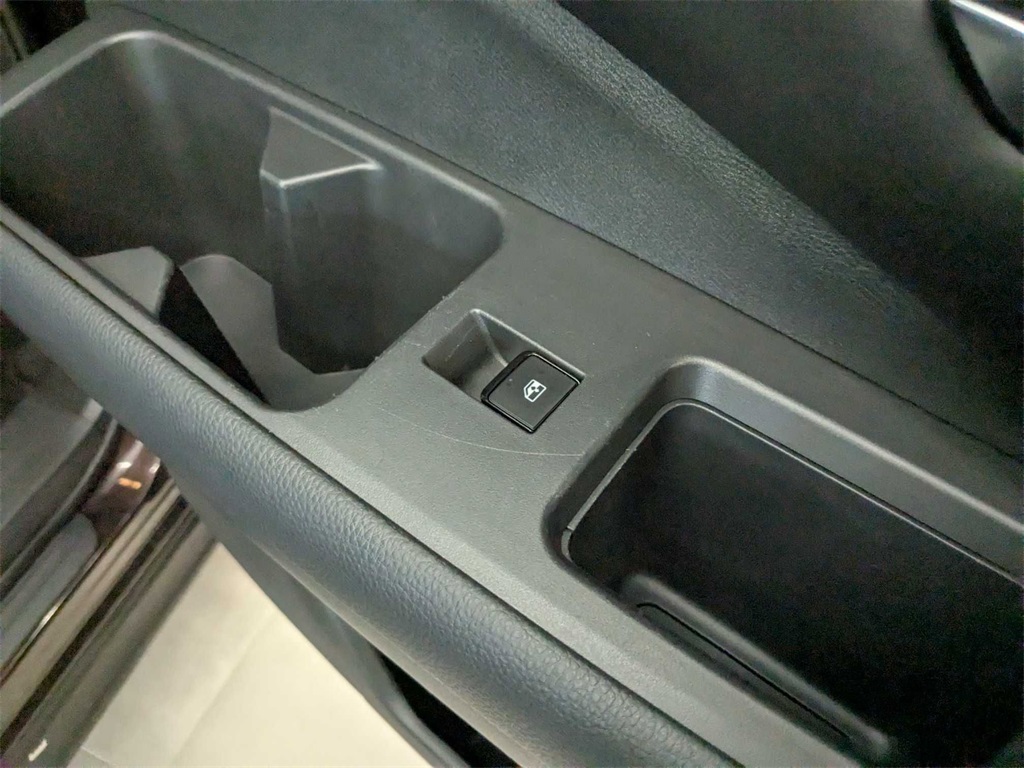 Vehicle image 40 of 44
