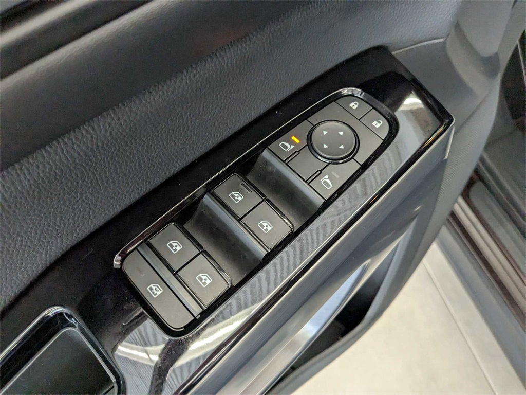 Vehicle image 37 of 44