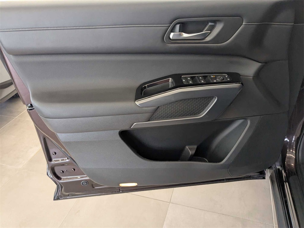 Vehicle image 27 of 44