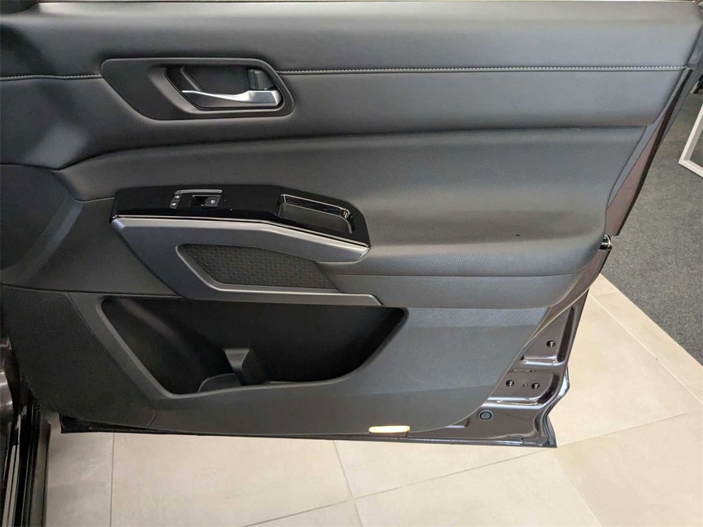 Vehicle image 29 of 44