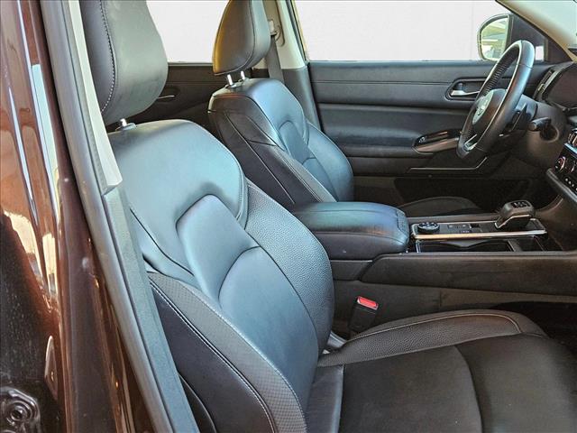 Vehicle image 10 of 21