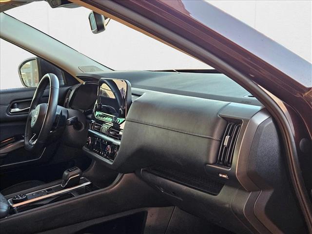 Vehicle image 13 of 21