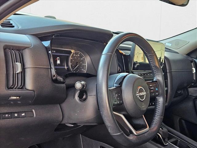 Vehicle image 14 of 21