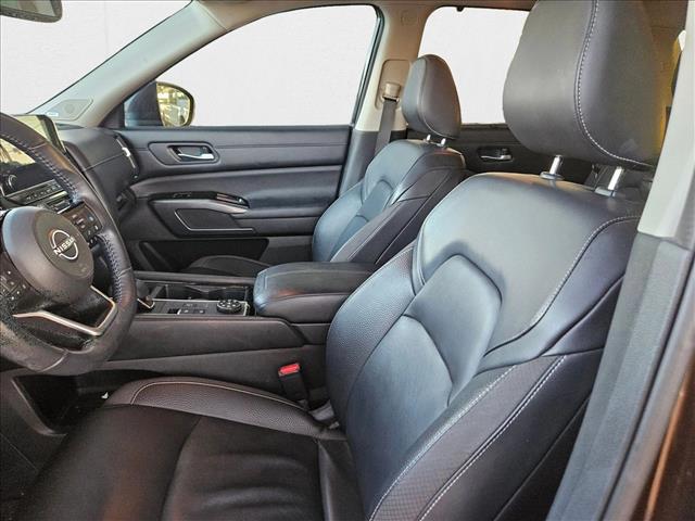 Vehicle image 11 of 21