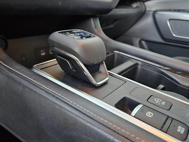 Vehicle image 18 of 21