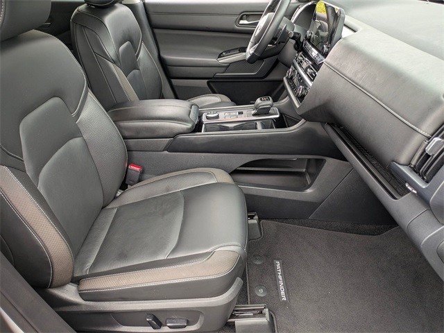 Vehicle image 18 of 42