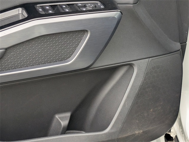 Vehicle image 32 of 42