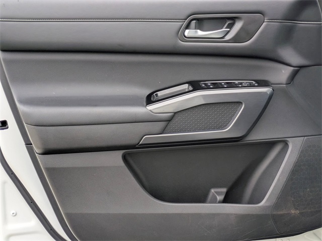 Vehicle image 31 of 42