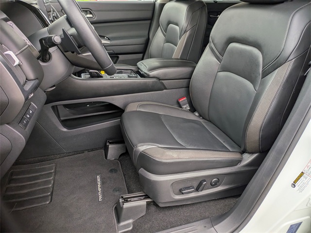 Vehicle image 17 of 42