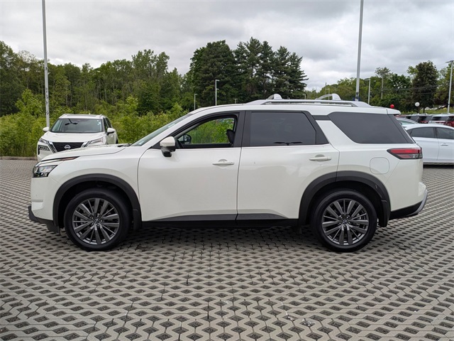 Vehicle image 8 of 42