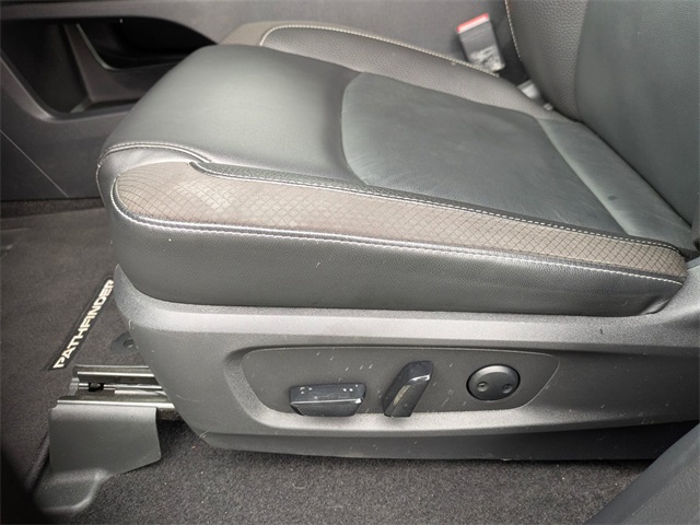 Vehicle image 34 of 42