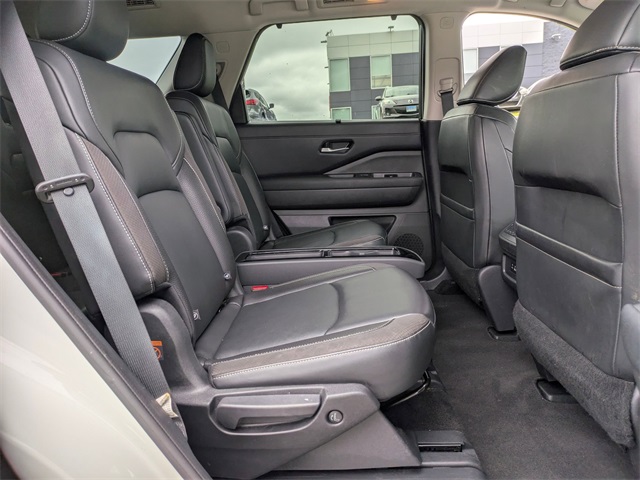 Vehicle image 13 of 42