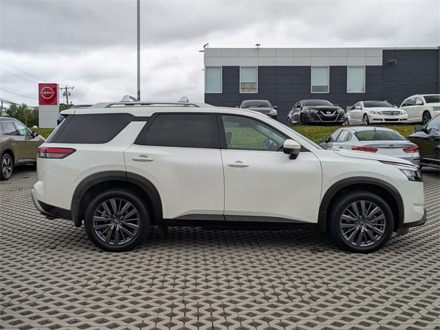 Vehicle image 4 of 42