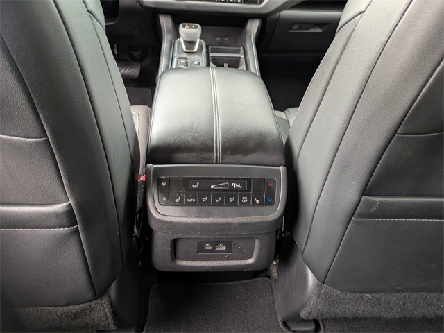 Vehicle image 37 of 42
