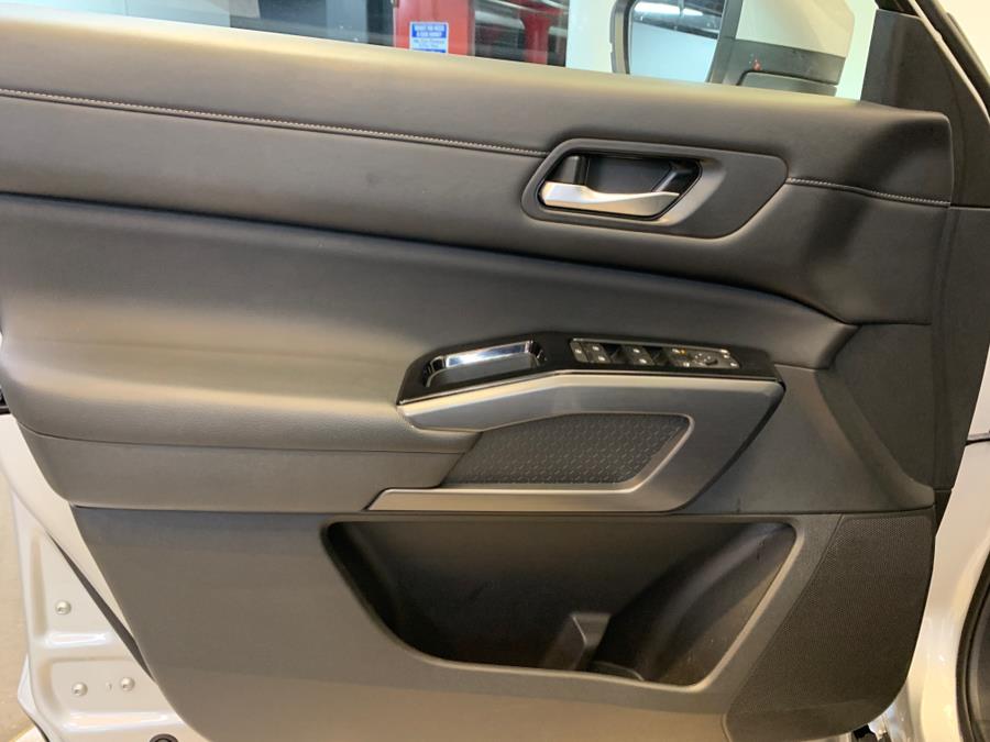 Vehicle image 15 of 64