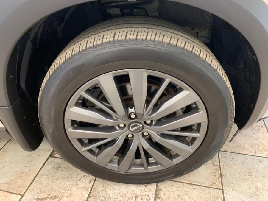 Vehicle image 10 of 64
