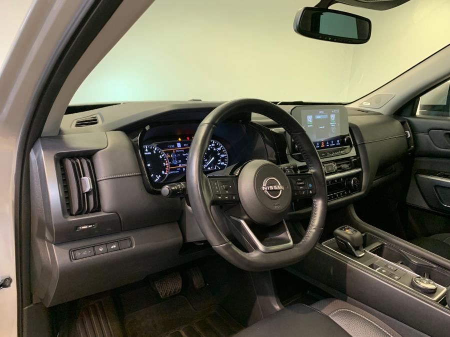 Vehicle image 17 of 64