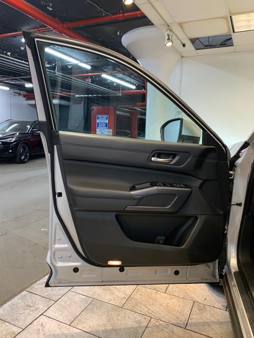 Vehicle image 14 of 64