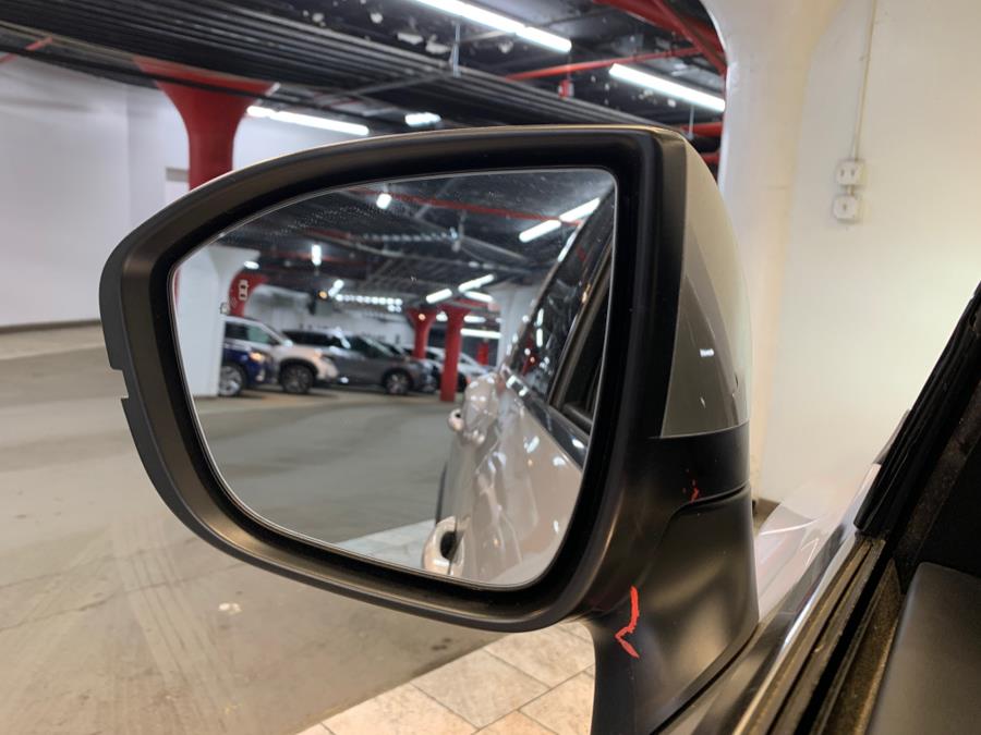 Vehicle image 21 of 64