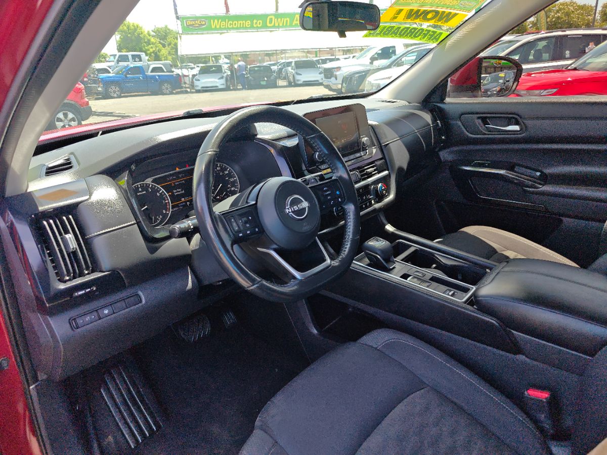 Vehicle image 24 of 33