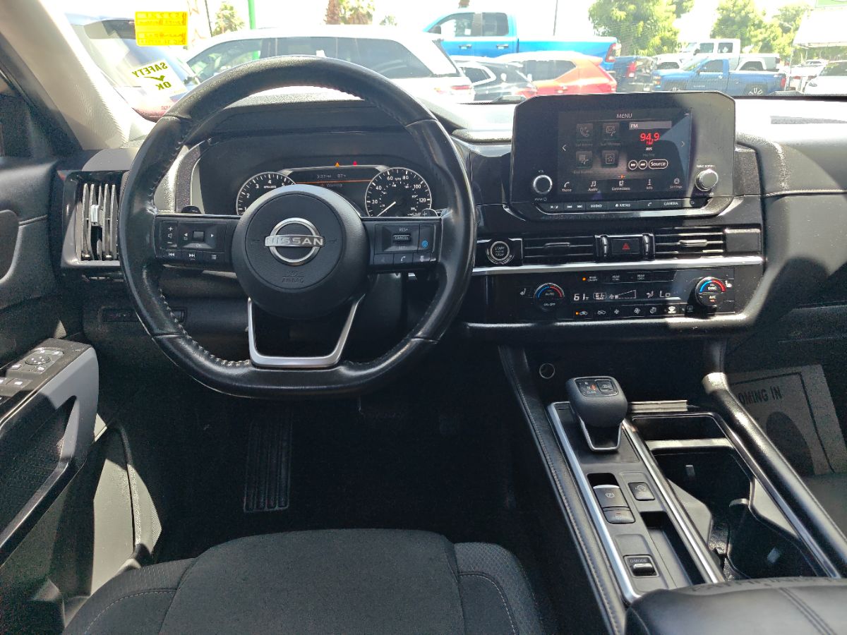 Vehicle image 21 of 33