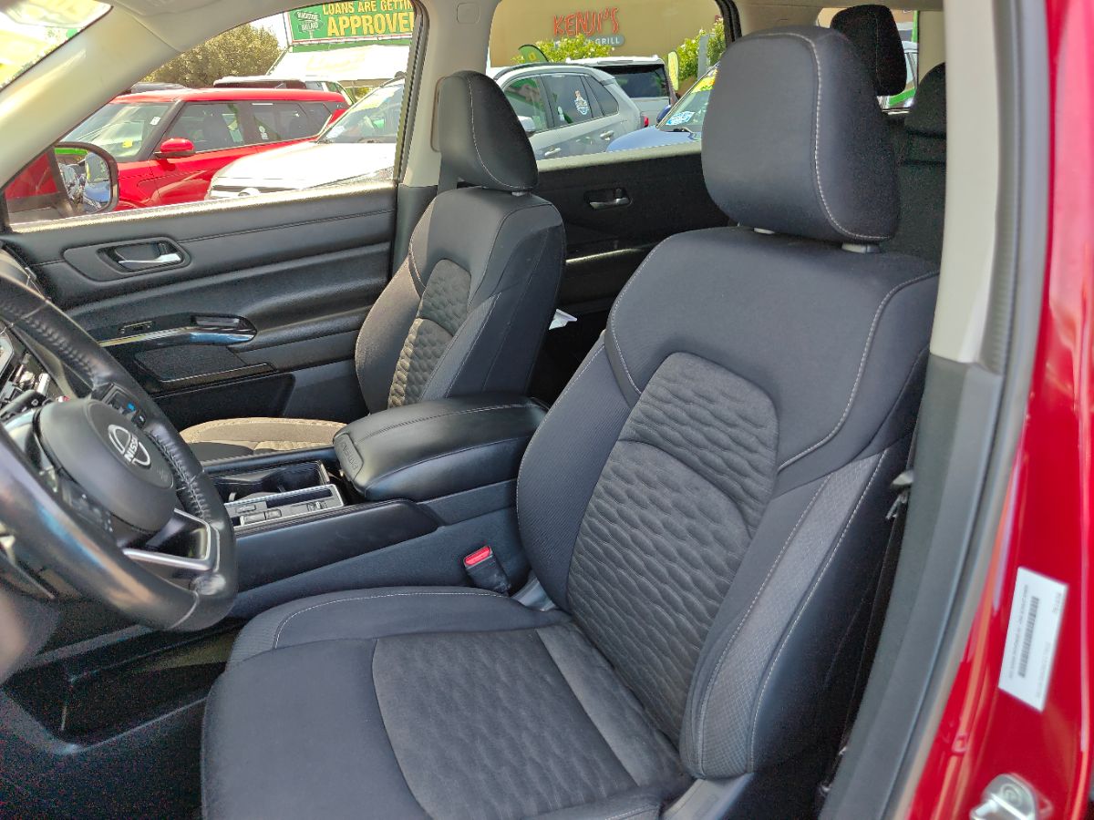 Vehicle image 23 of 33