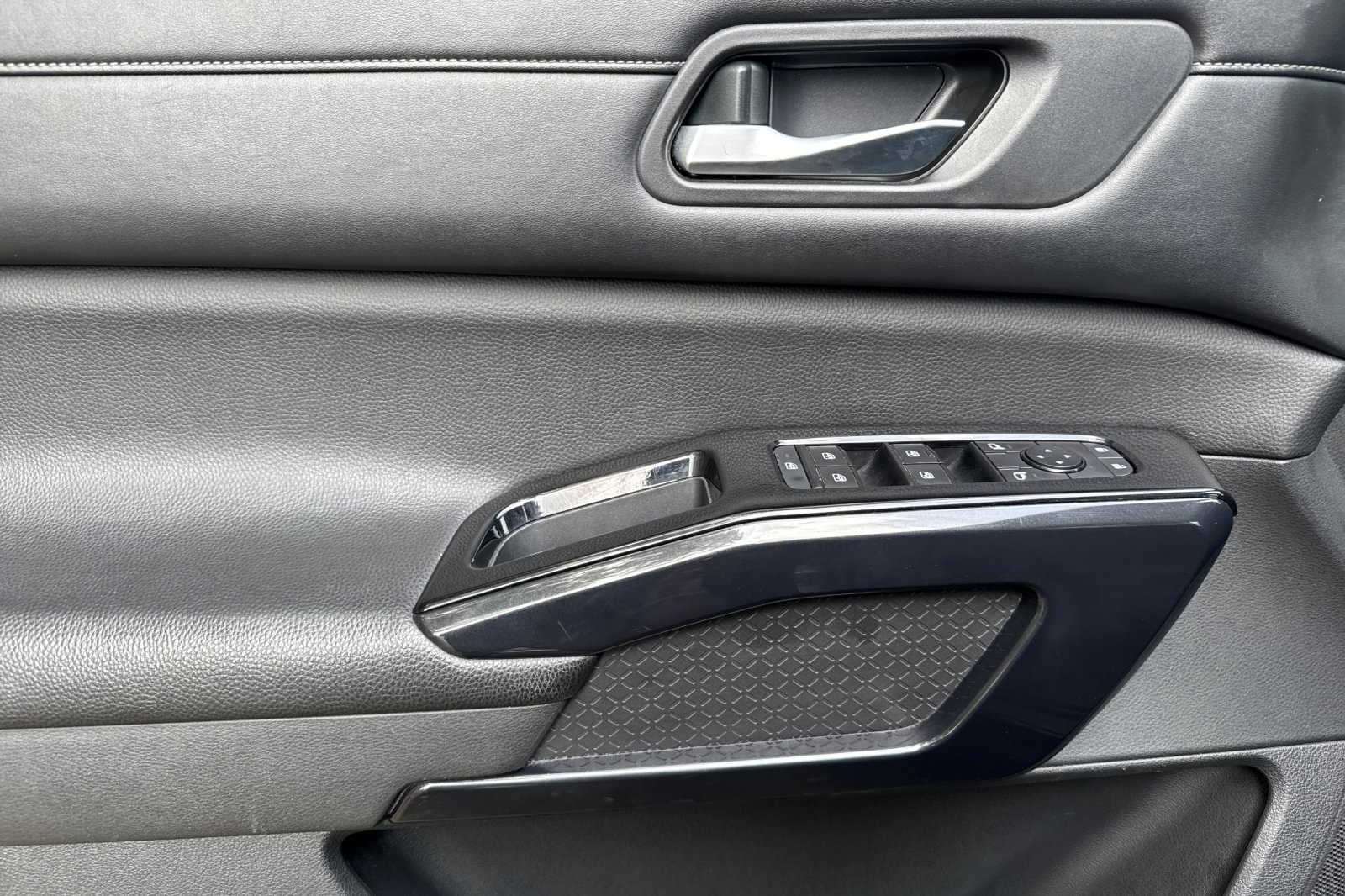 Vehicle image 11 of 58