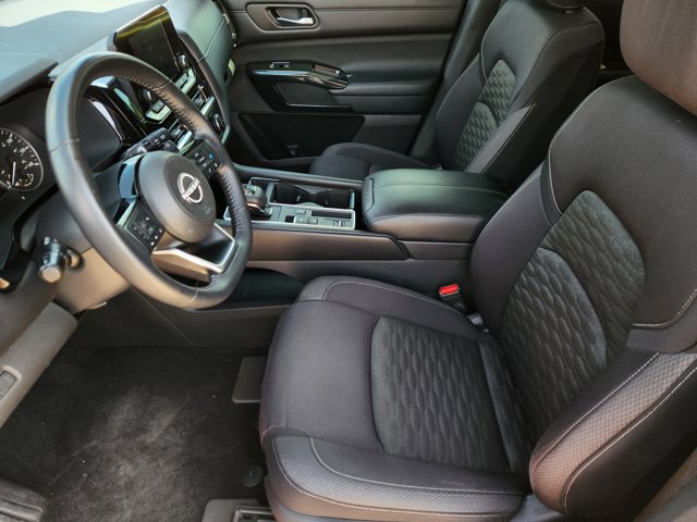 Vehicle image 25 of 31