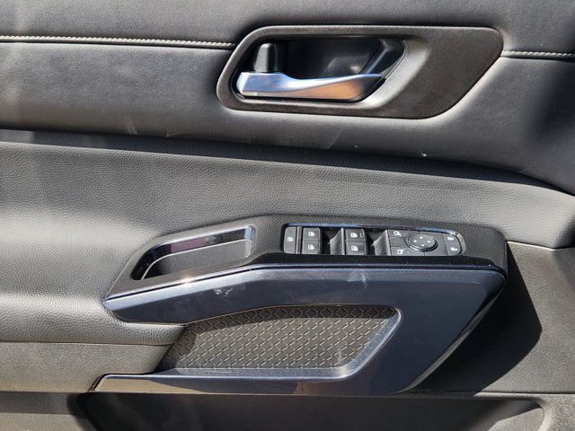 Vehicle image 21 of 31