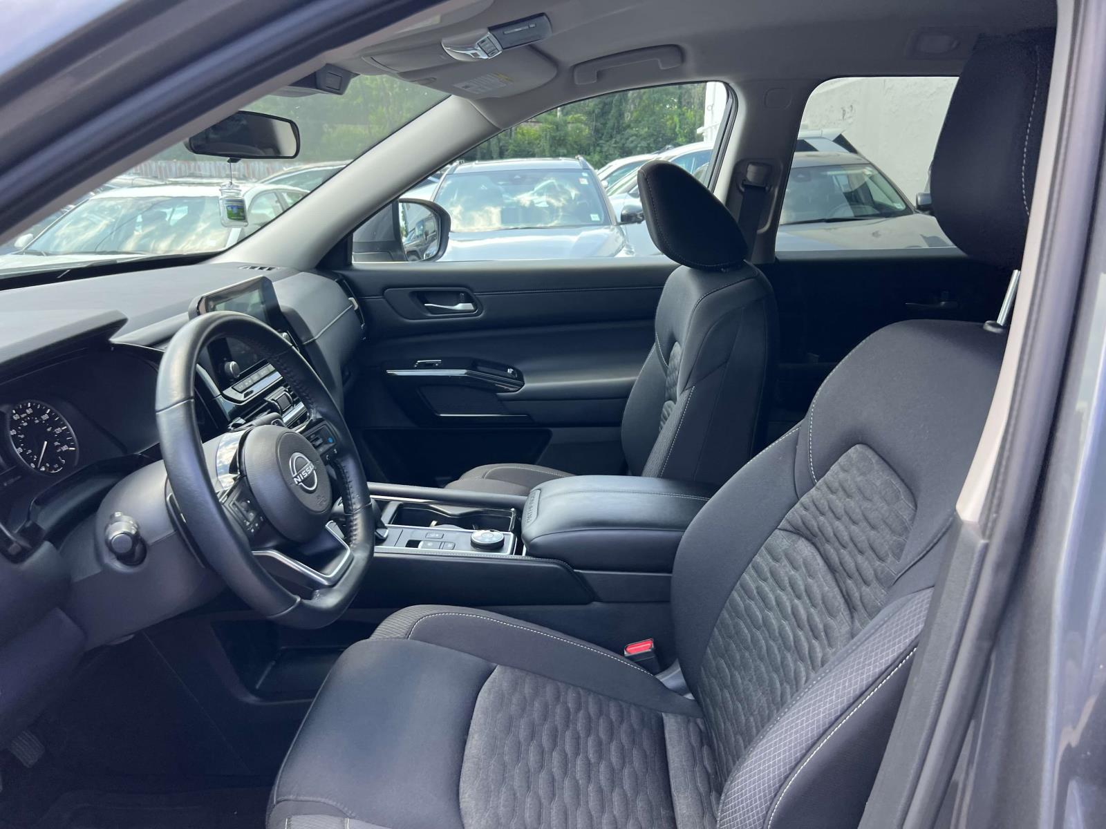Vehicle image 10 of 36