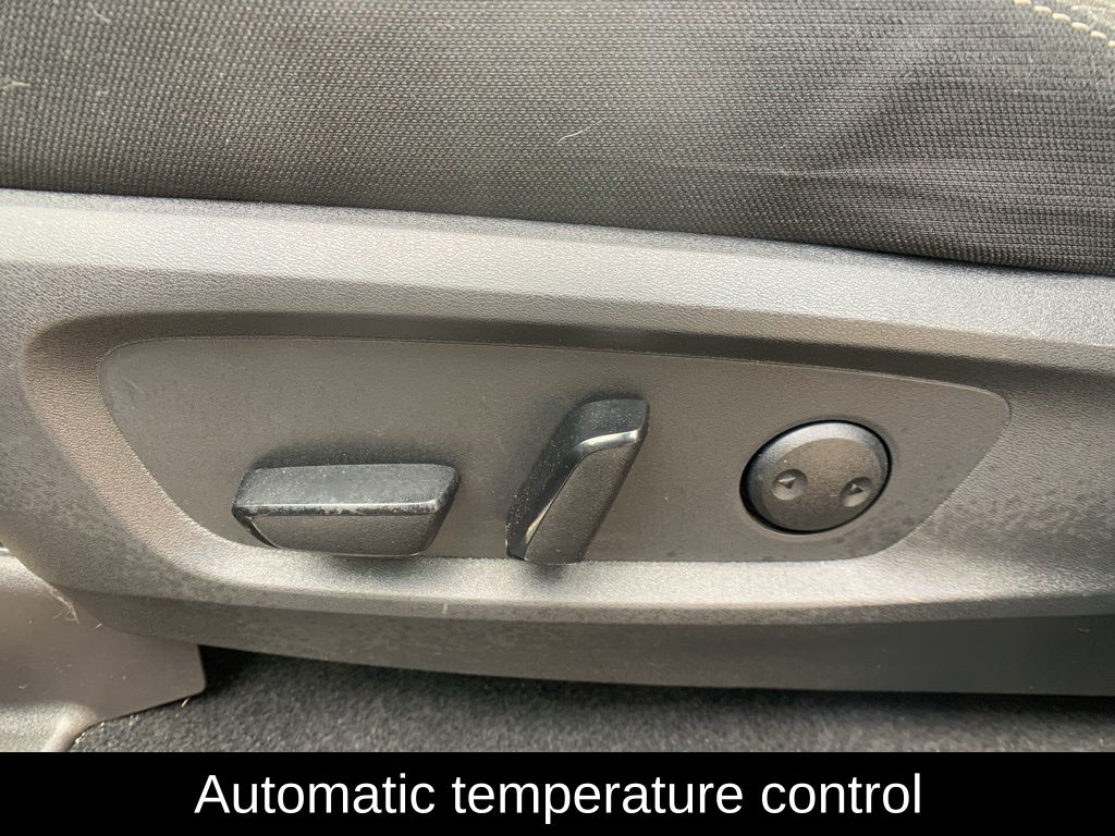 Vehicle image 26 of 36