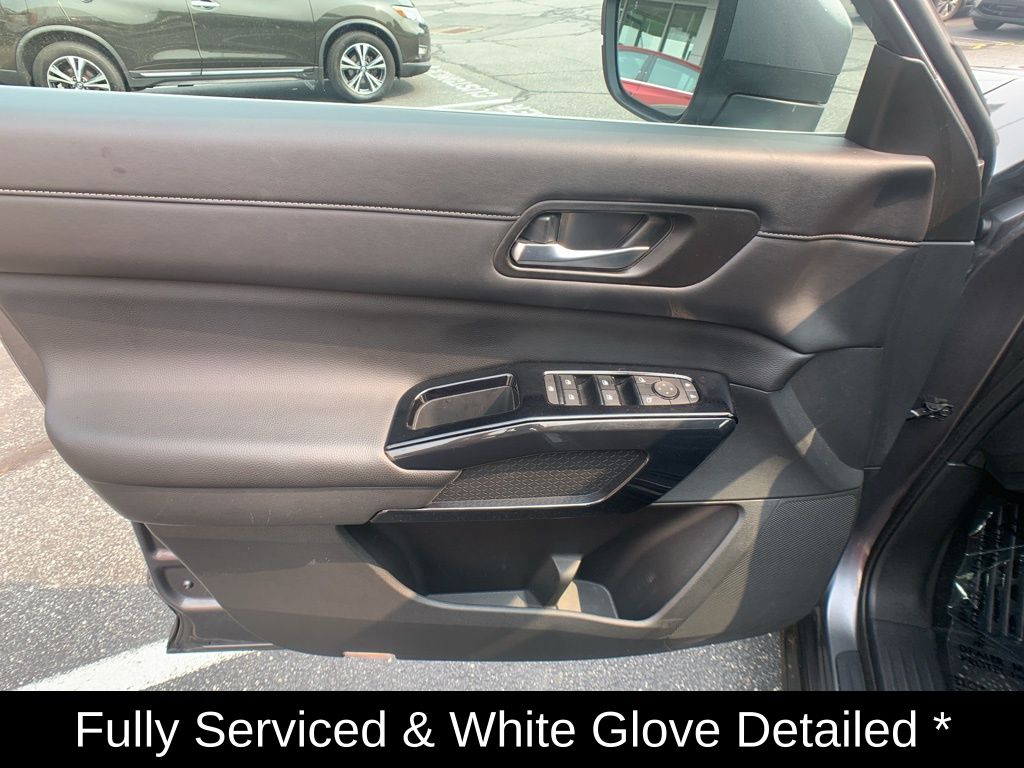 Vehicle image 27 of 36
