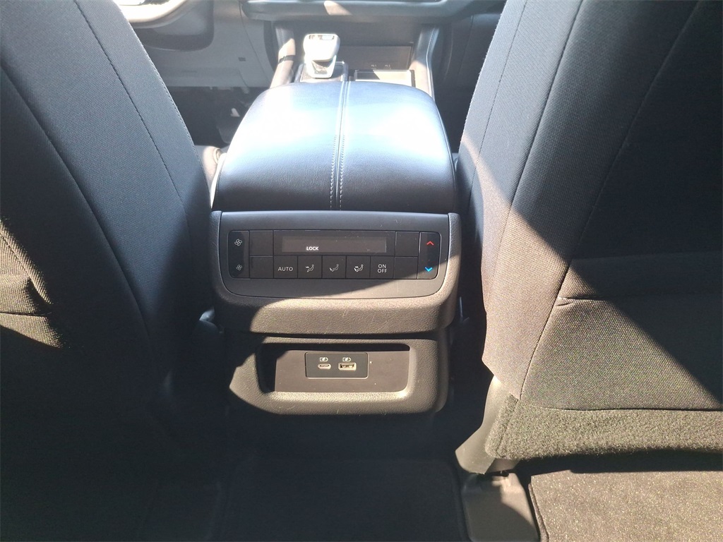 Vehicle image 22 of 24