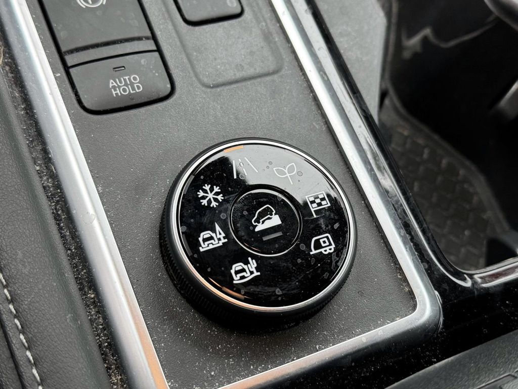 Vehicle image 32 of 42