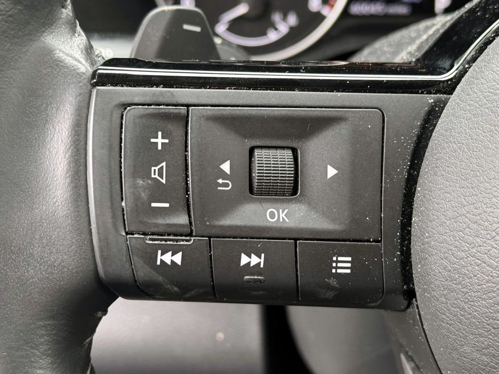 Vehicle image 23 of 42