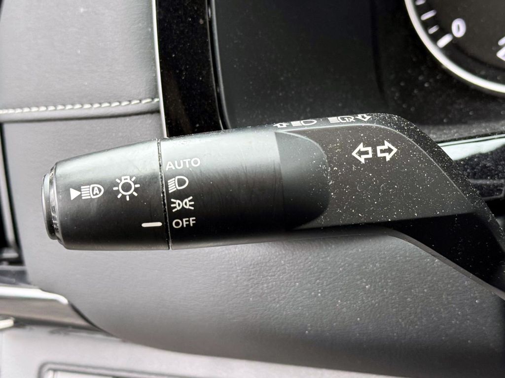 Vehicle image 25 of 42