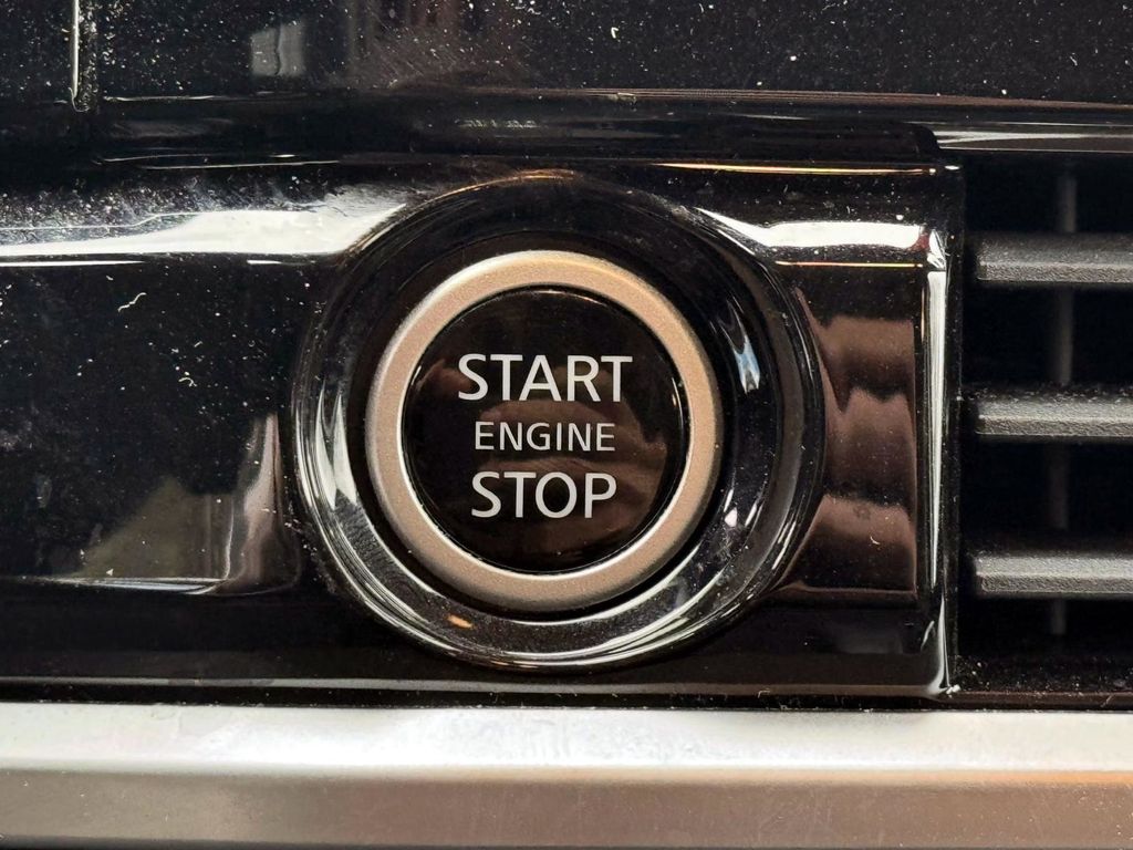 Vehicle image 33 of 42