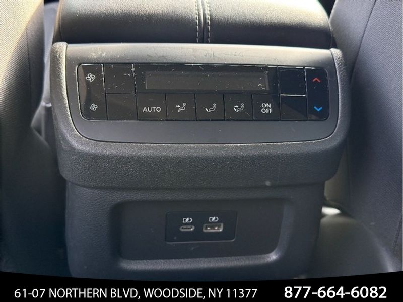 Vehicle image 37 of 40