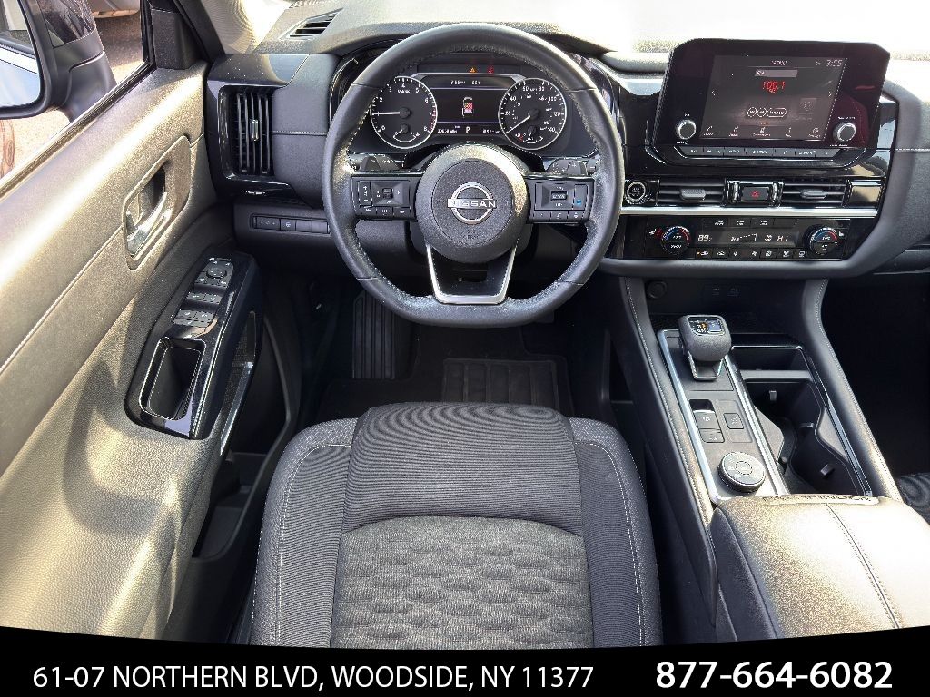 Vehicle image 34 of 40