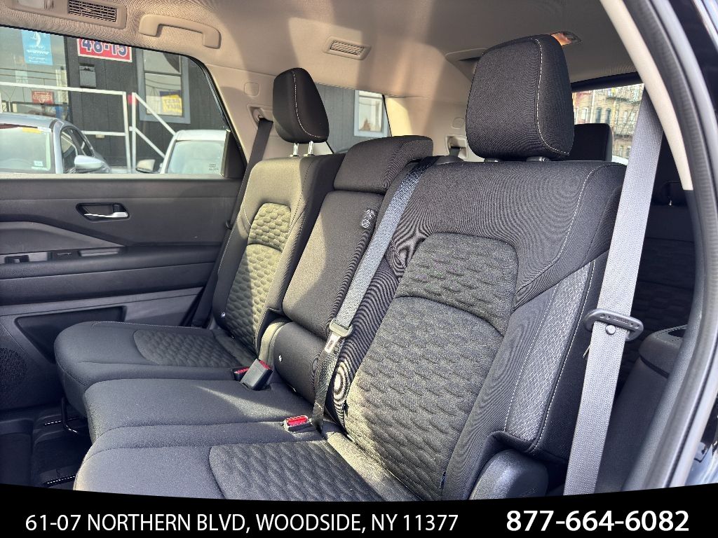 Vehicle image 32 of 40