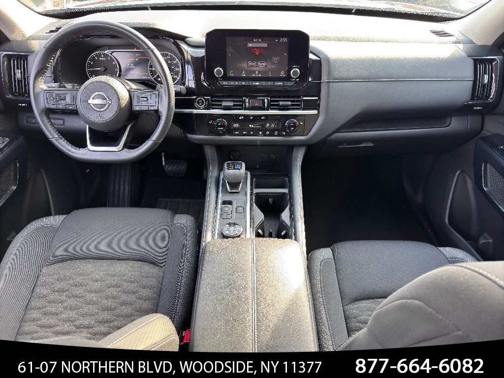 Vehicle image 35 of 40