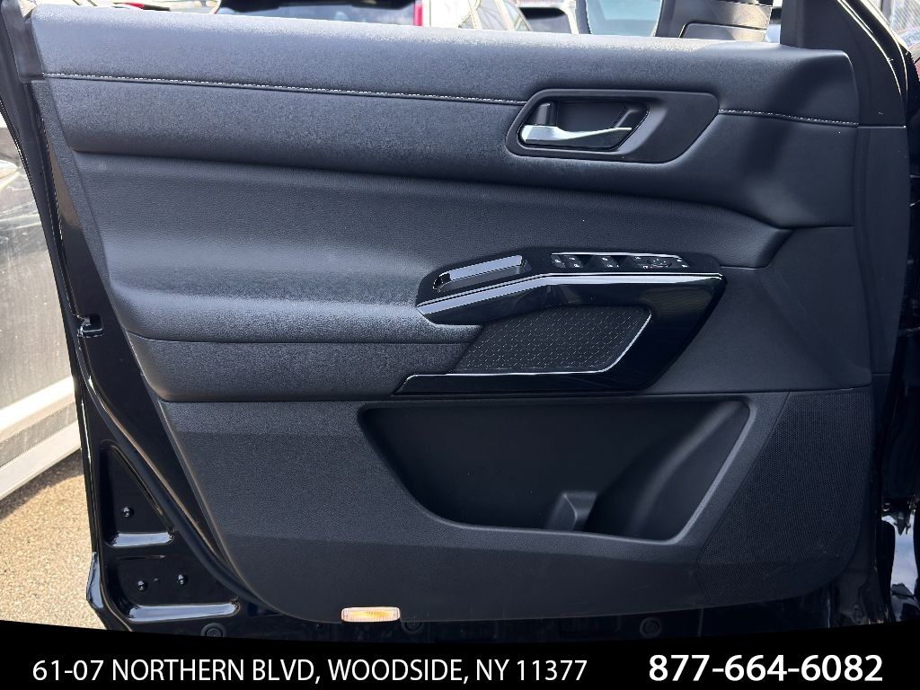 Vehicle image 24 of 40