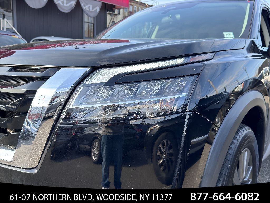 Vehicle image 22 of 40