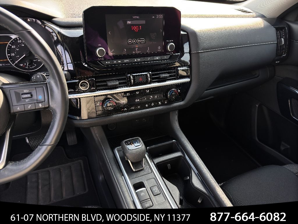 Vehicle image 29 of 40