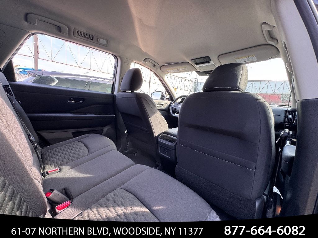 Vehicle image 38 of 40